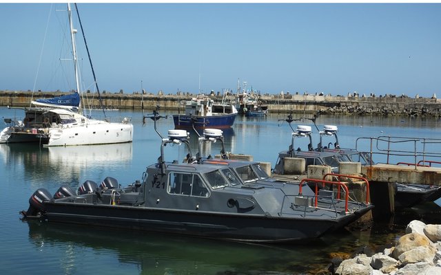  Die vloot se hawepatrolliebote lê voor anker in die hawe. Hulle vorm deel van Operasie Corona. Helikopters vorm ook deel van die taakmag. 